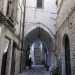 Strada San Giuseppe. Qui, nei pressi della chiesa omonima dove ci celebra la messa in latino, alla nostra sinistra si apre larco a sesto acuto Notar Morea, dal nome del notaio che visse in questa zona a cavallo tra il XVII e XVIII secolo